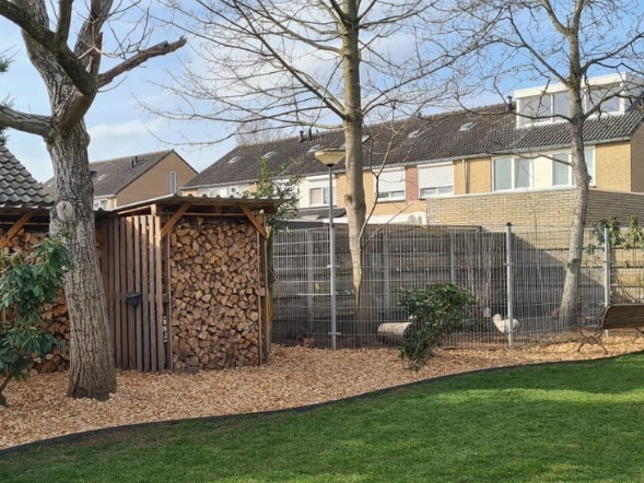 Tuin met houtsnippers