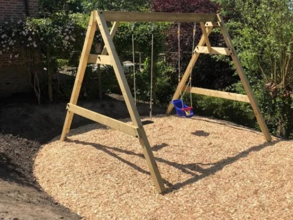 Houtsnippers premium onder een schommel