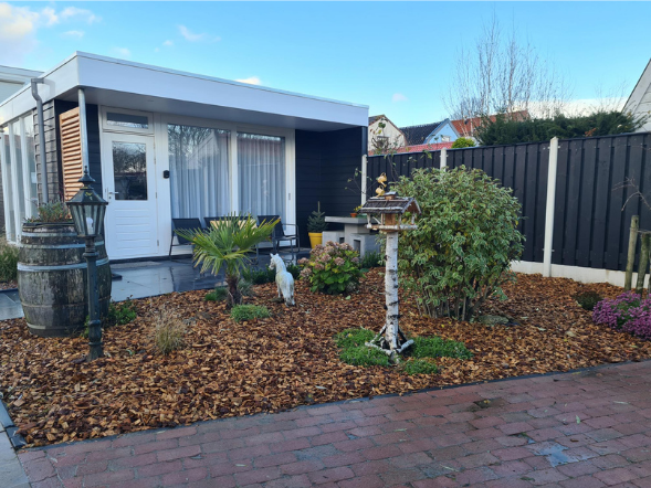 Tuin met douglas houtsnippers