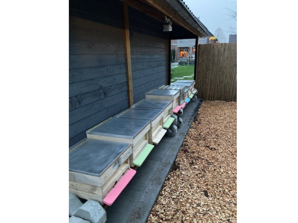 Houtsnippers premium bij de bijenstal